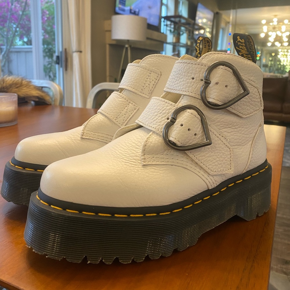 MOVING! Dr.Marten Devon Heart Buckle Boots